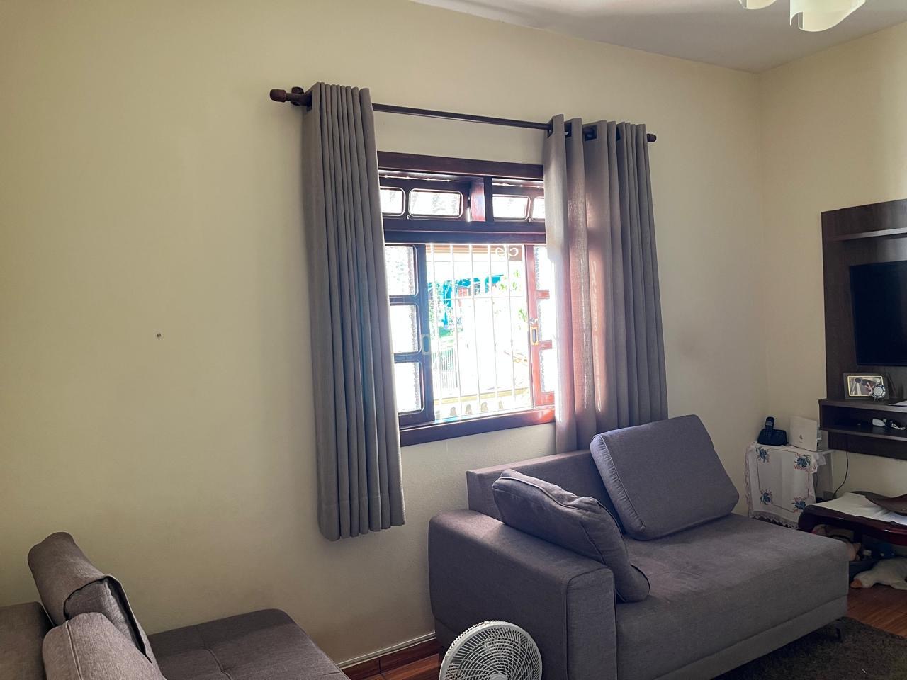 Casa para venda em São Lourenço - MG.