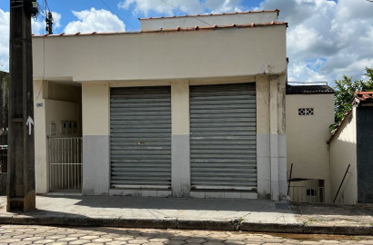 Imóvel com duas casas e ponto comercial para venda em São Lourenço - MG.