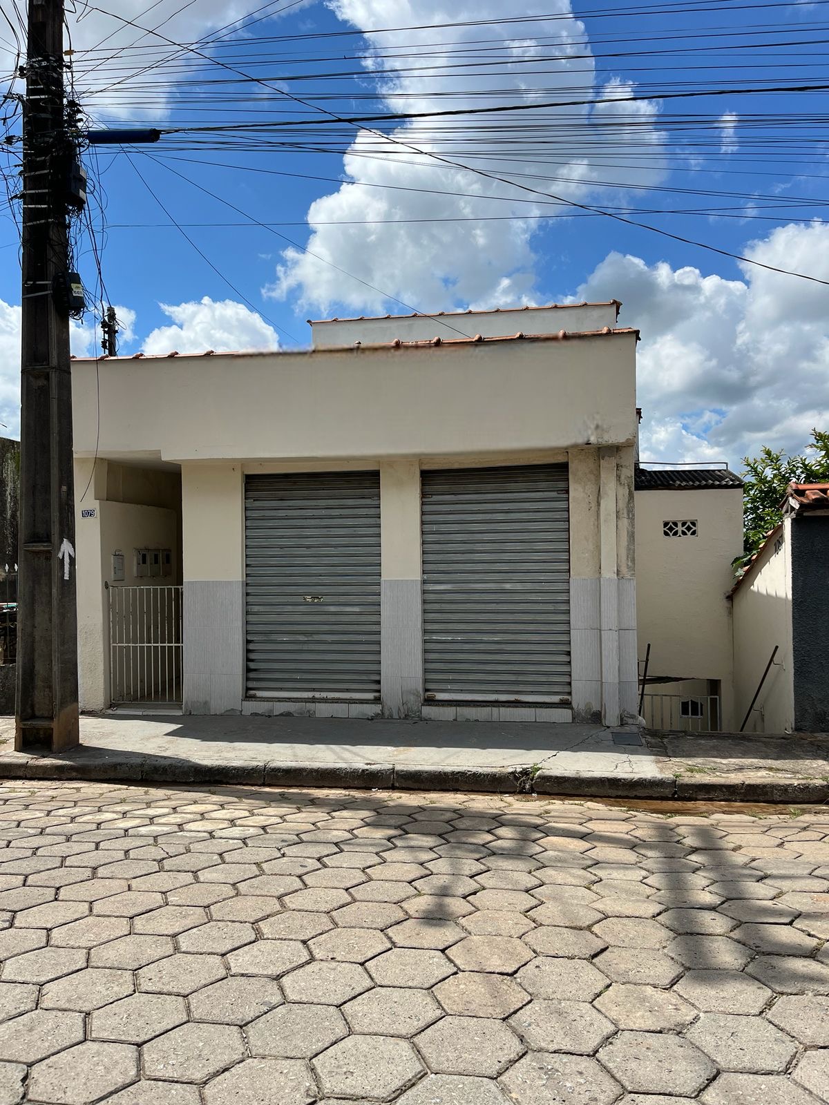 Imóvel com duas casas e ponto comercial para venda em São Lourenço - MG.