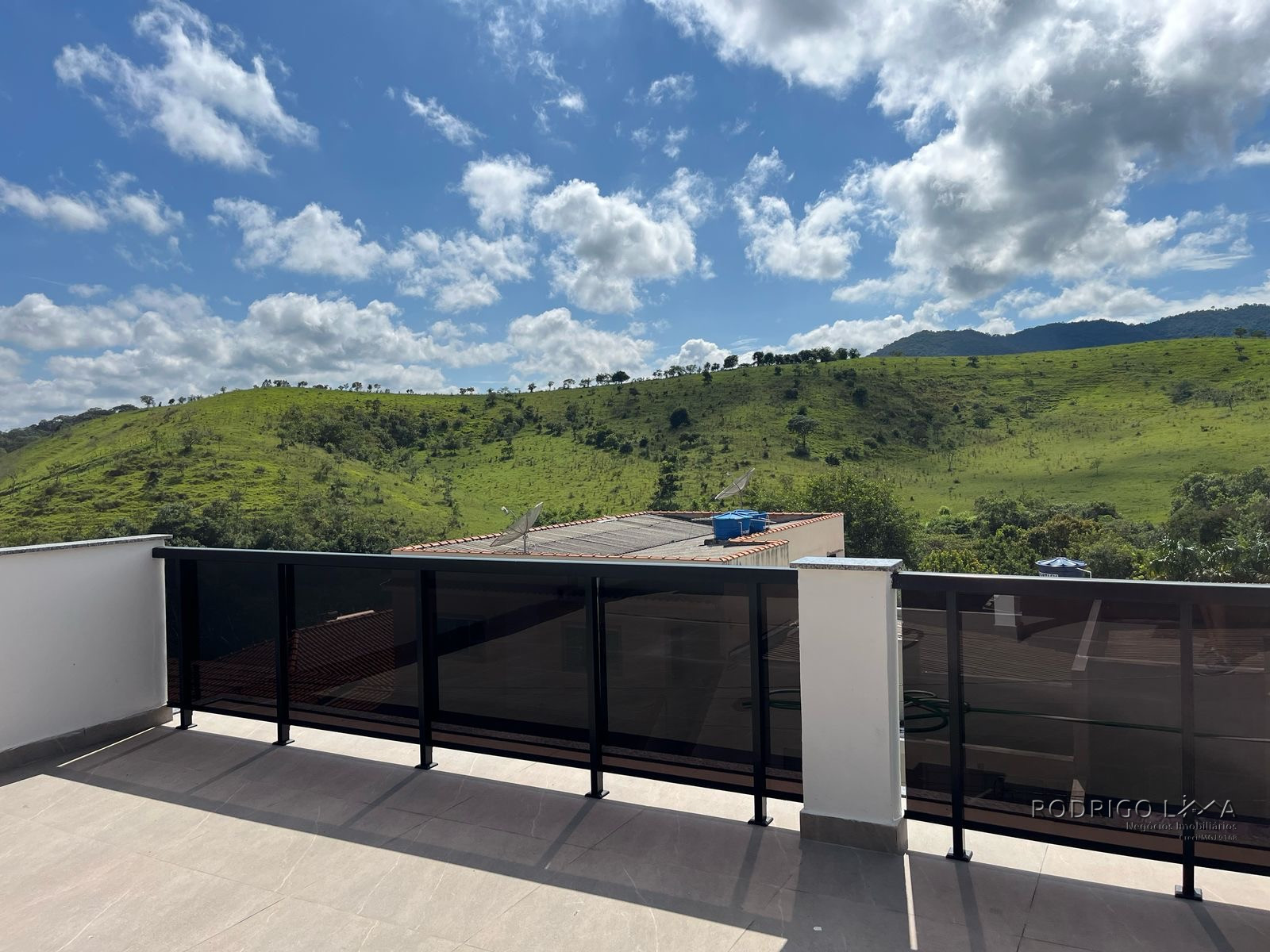 Casa com ponto comercial para venda em São Lourenço - MG.