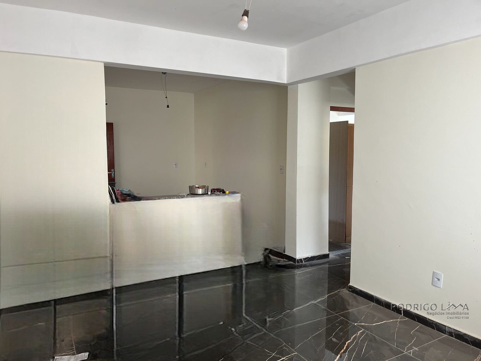 Casa com ponto comercial para venda em São Lourenço - MG.