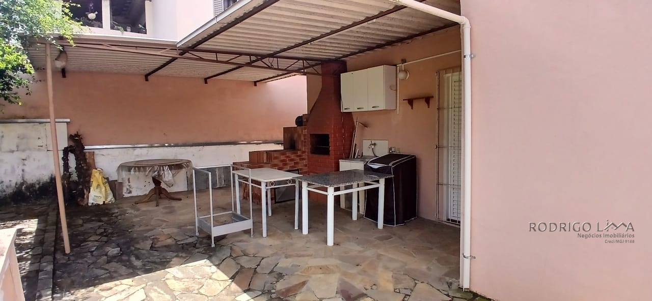Linda casa para venda em São Lourenço - MG.