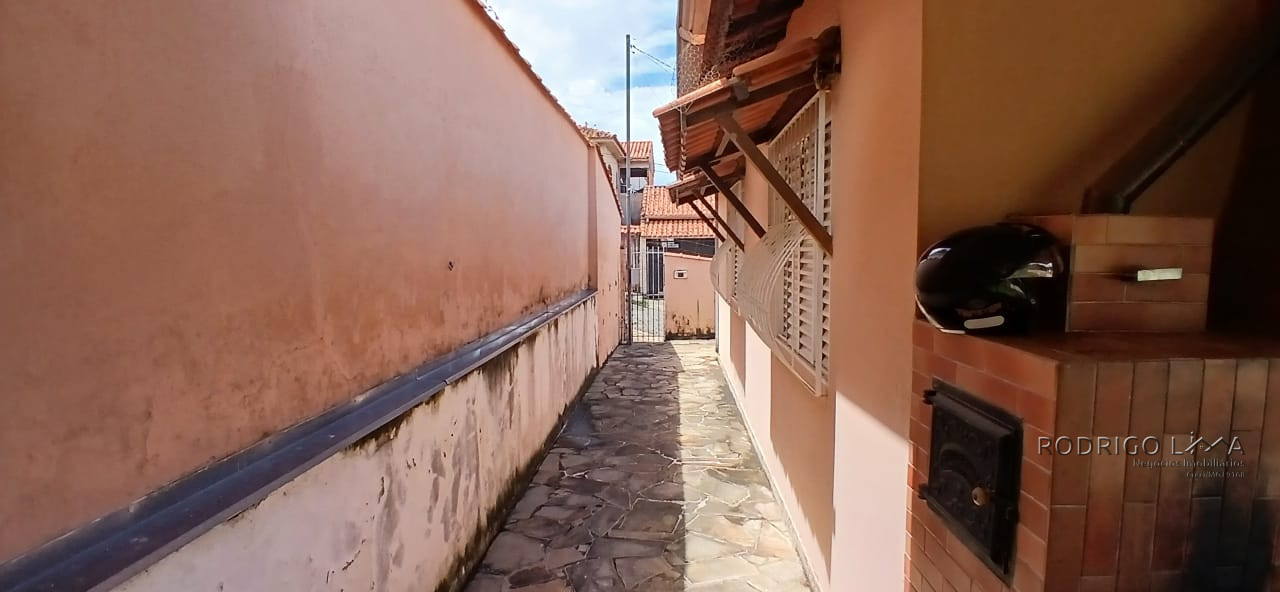 Linda casa para venda em São Lourenço - MG.