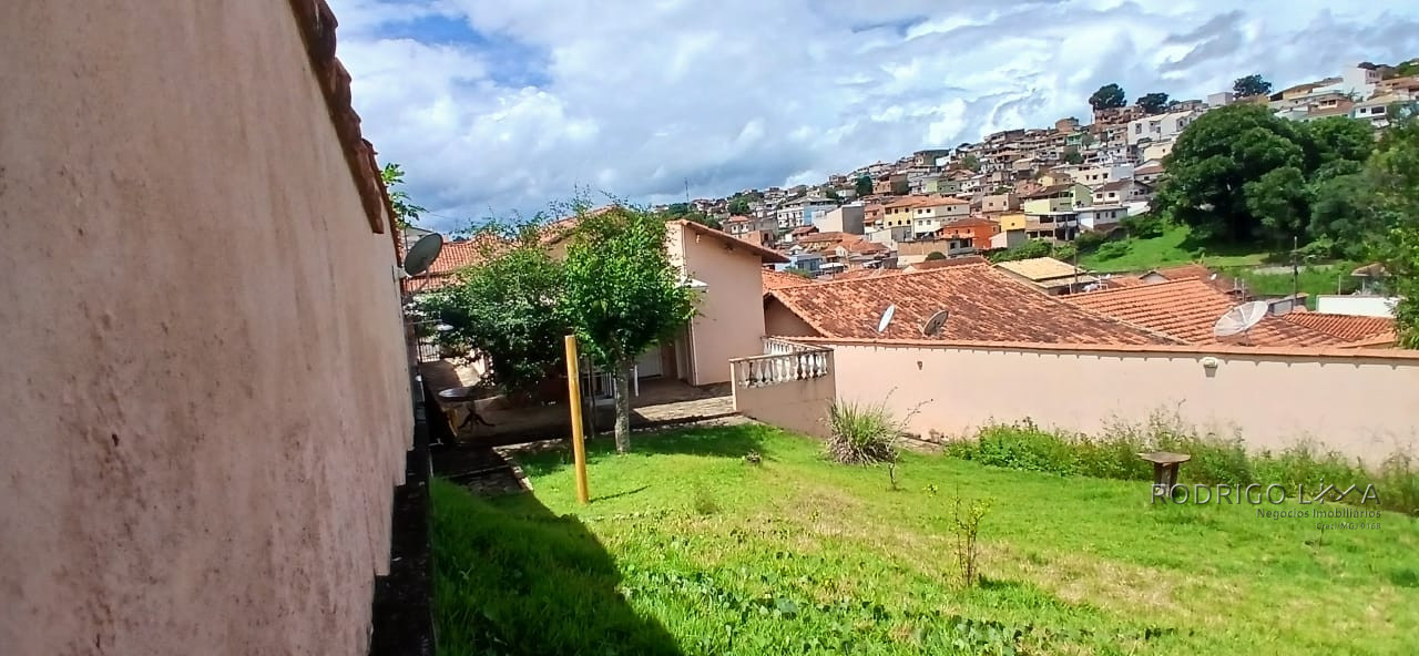 Linda casa para venda em São Lourenço - MG.