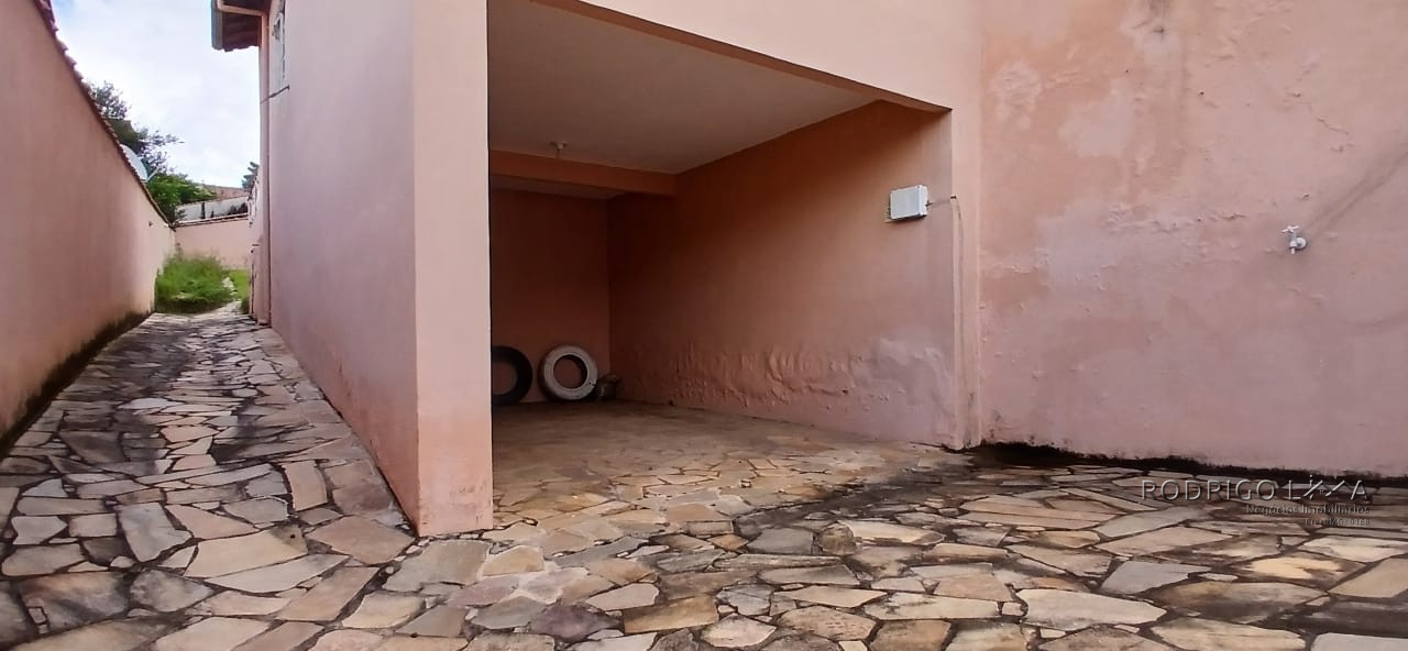 Linda casa para venda em São Lourenço - MG.