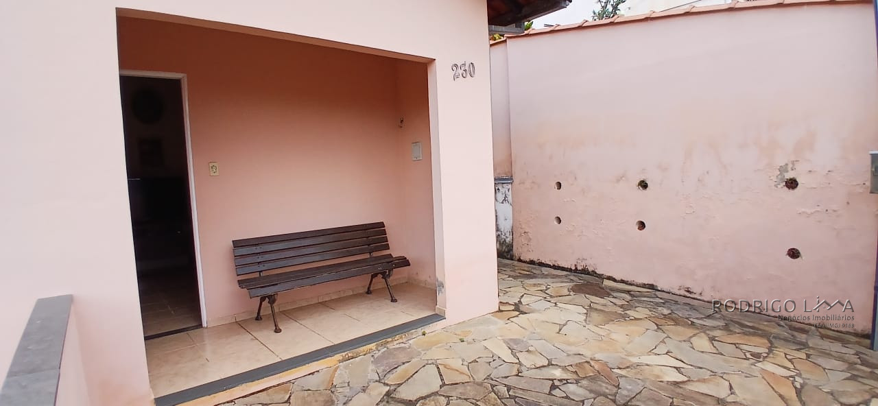 Linda casa para venda em São Lourenço - MG.