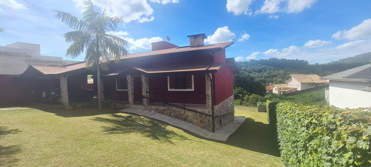 Casa de alto padrão para venda em São Lourenço - MG.