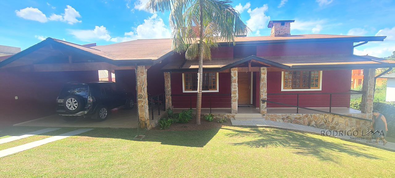 Casa de alto padrão para venda em São Lourenço - MG.