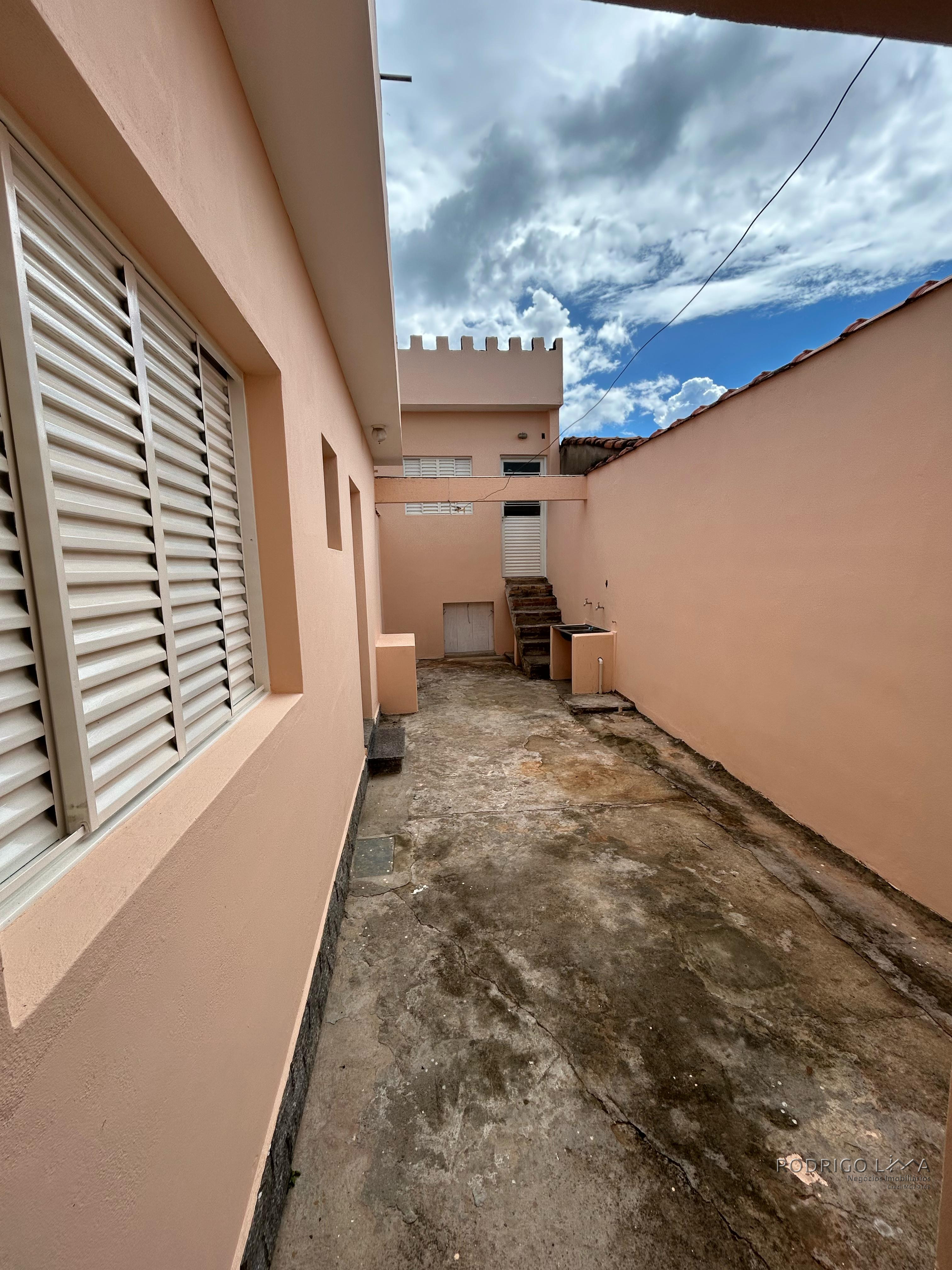 Linda casa para venda em São Lourenço - MG.