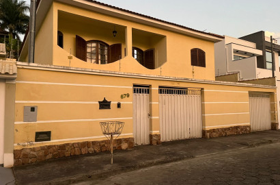 Linda casa para venda em bairro nobre de São Lourenço-MG.