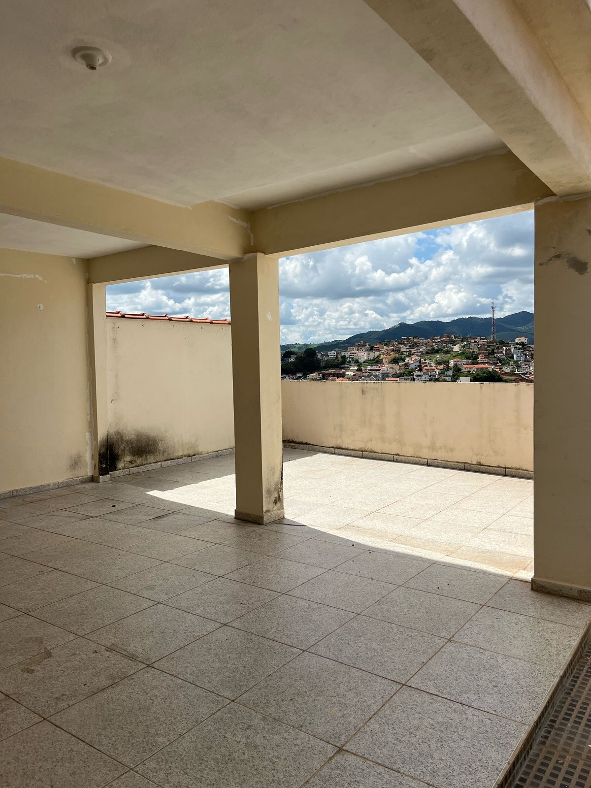 Imóvel com duas casas e ponto comercial para venda em São Lourenço - MG.