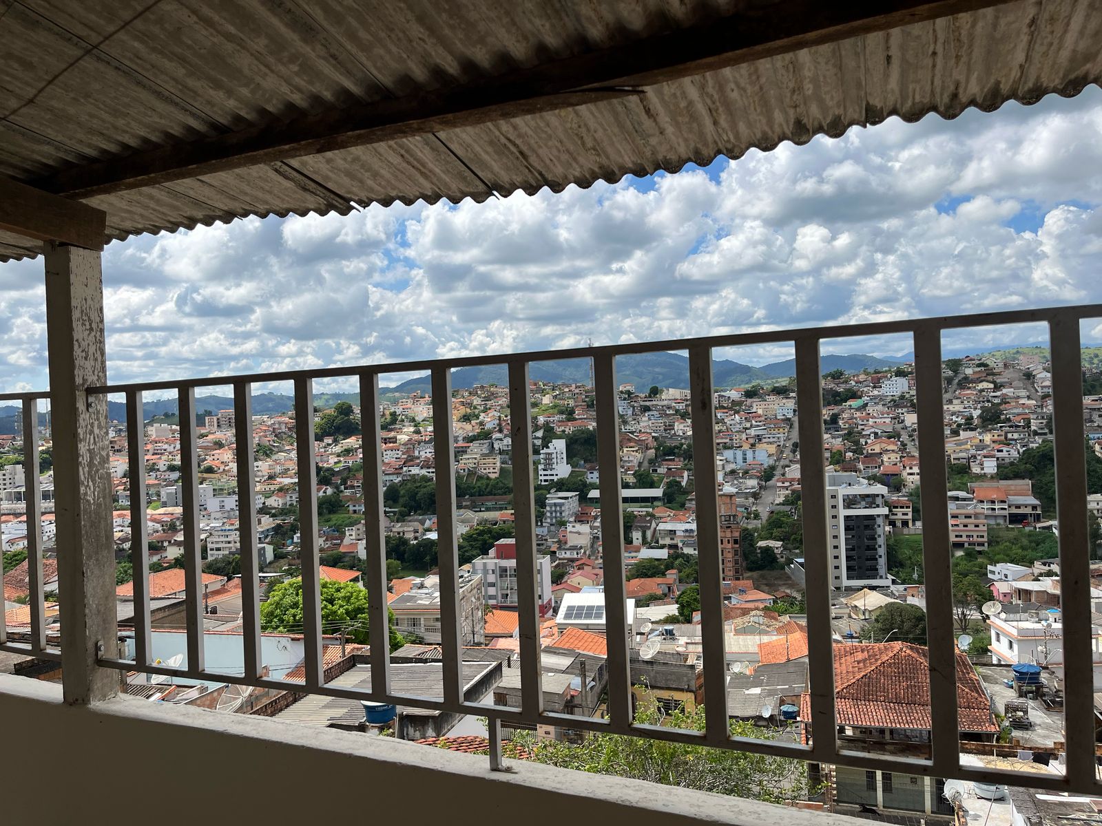 Imóvel com duas casas e ponto comercial para venda em São Lourenço - MG.