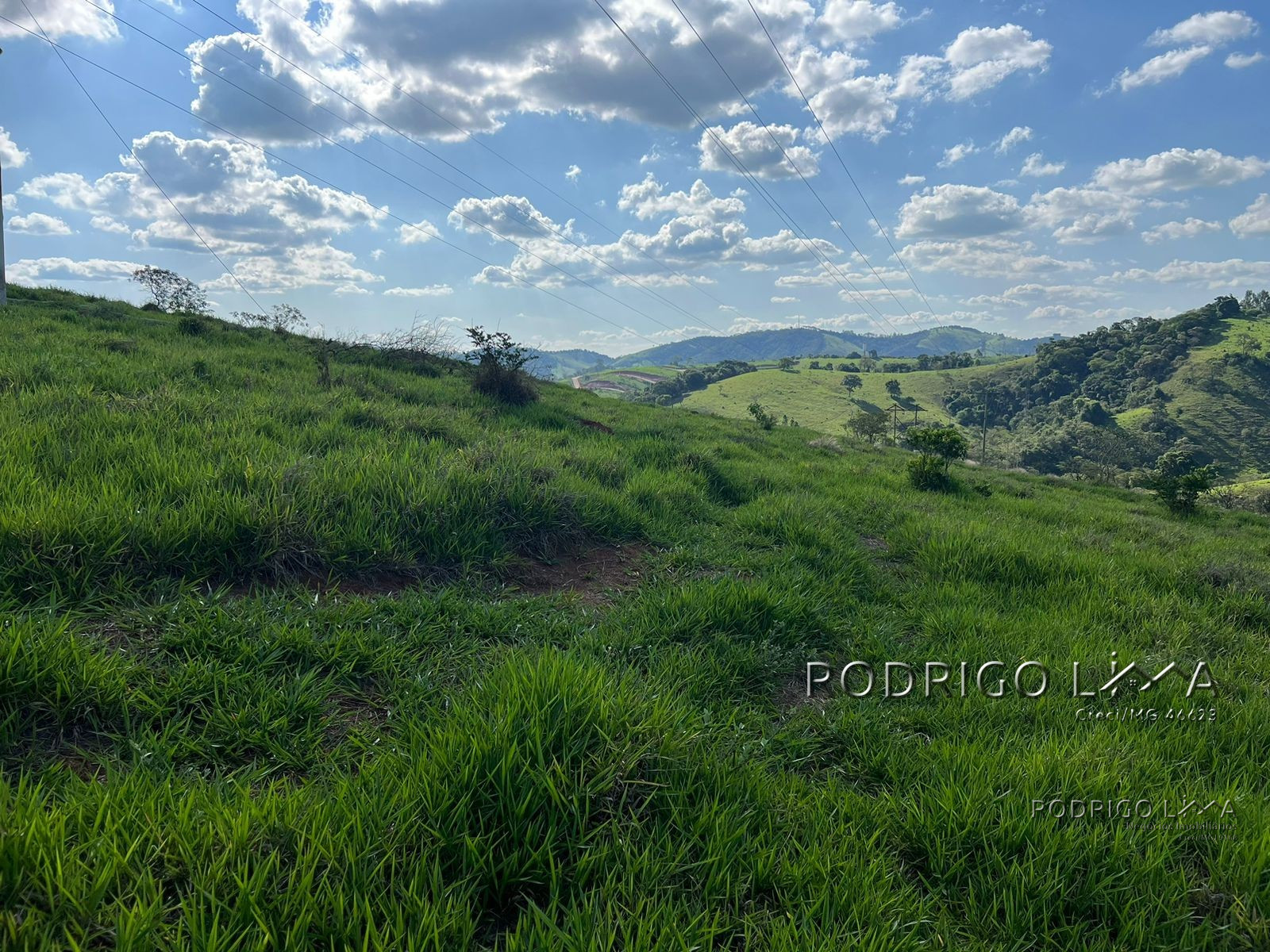 Área com linda vista para construção de chácara para venda a pouco mais de 5 minutos do centro de São Lourenço - MG.