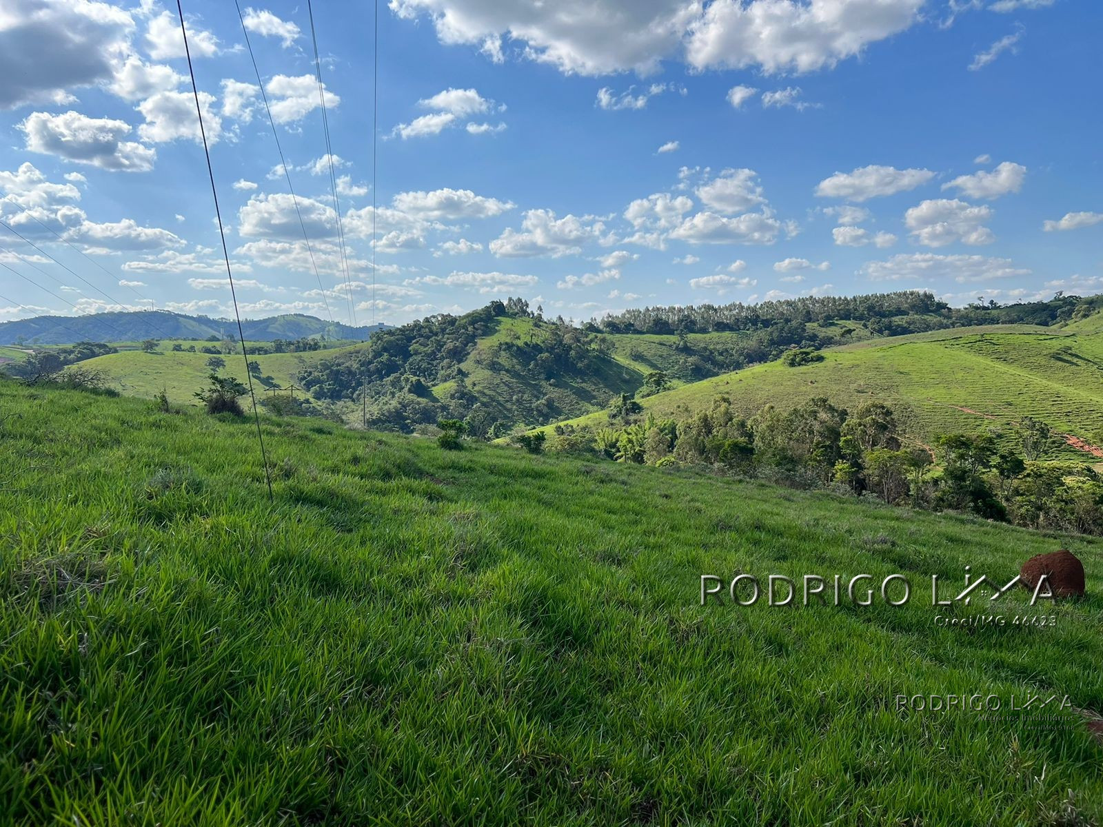 Área com linda vista para construção de chácara para venda a pouco mais de 5 minutos do centro de São Lourenço - MG.