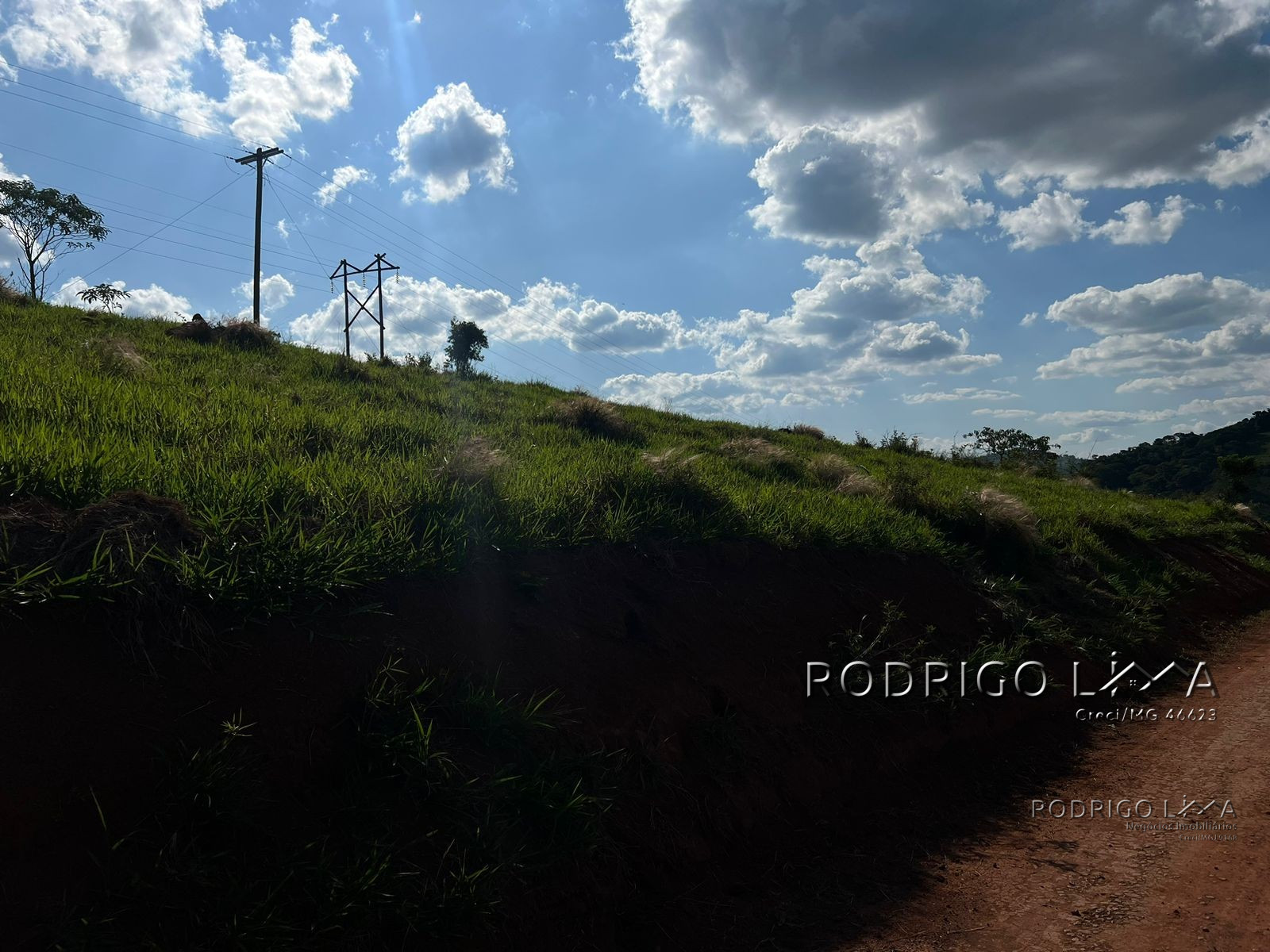Área com linda vista para construção de chácara para venda a pouco mais de 5 minutos do centro de São Lourenço - MG.