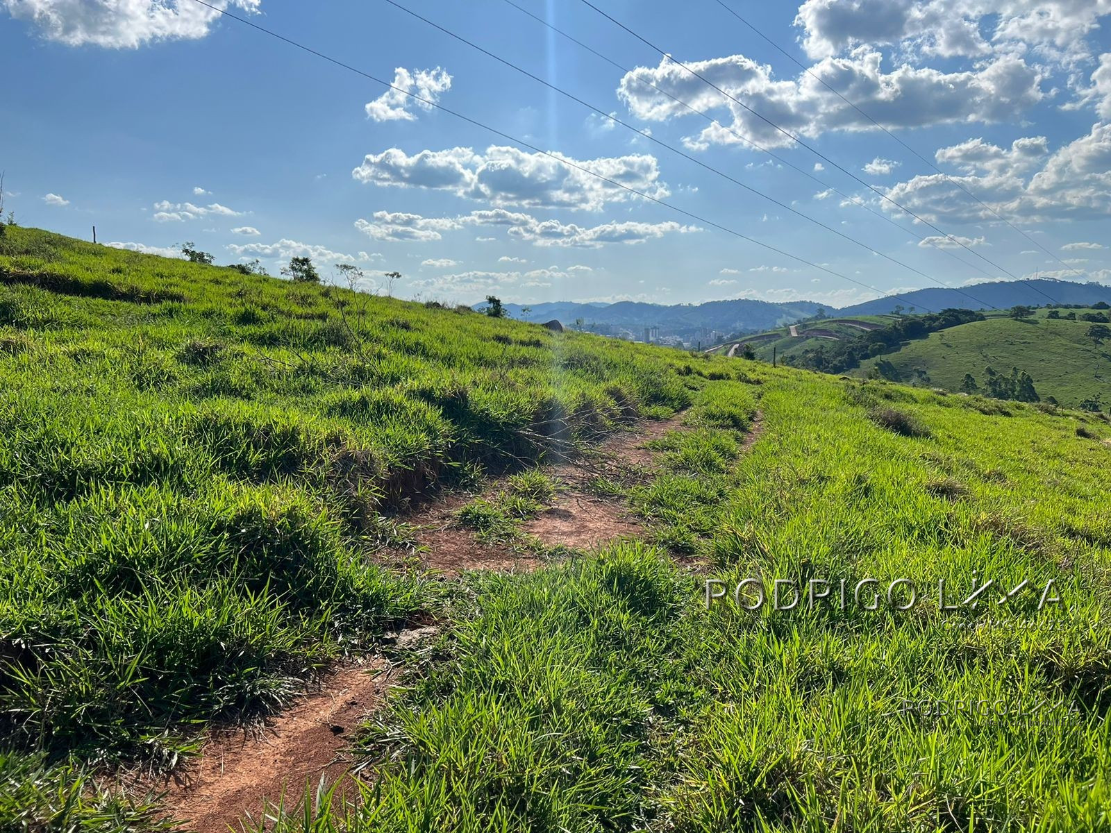 Área com linda vista para construção de chácara para venda a pouco mais de 5 minutos do centro de São Lourenço - MG.