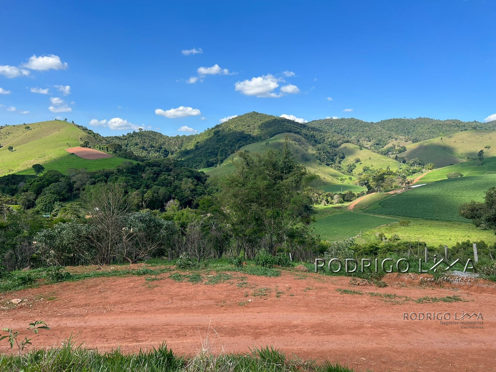 Área com linda vista para construção de chácara para venda a pouco mais de 5 minutos do centro de São Lourenço - MG.