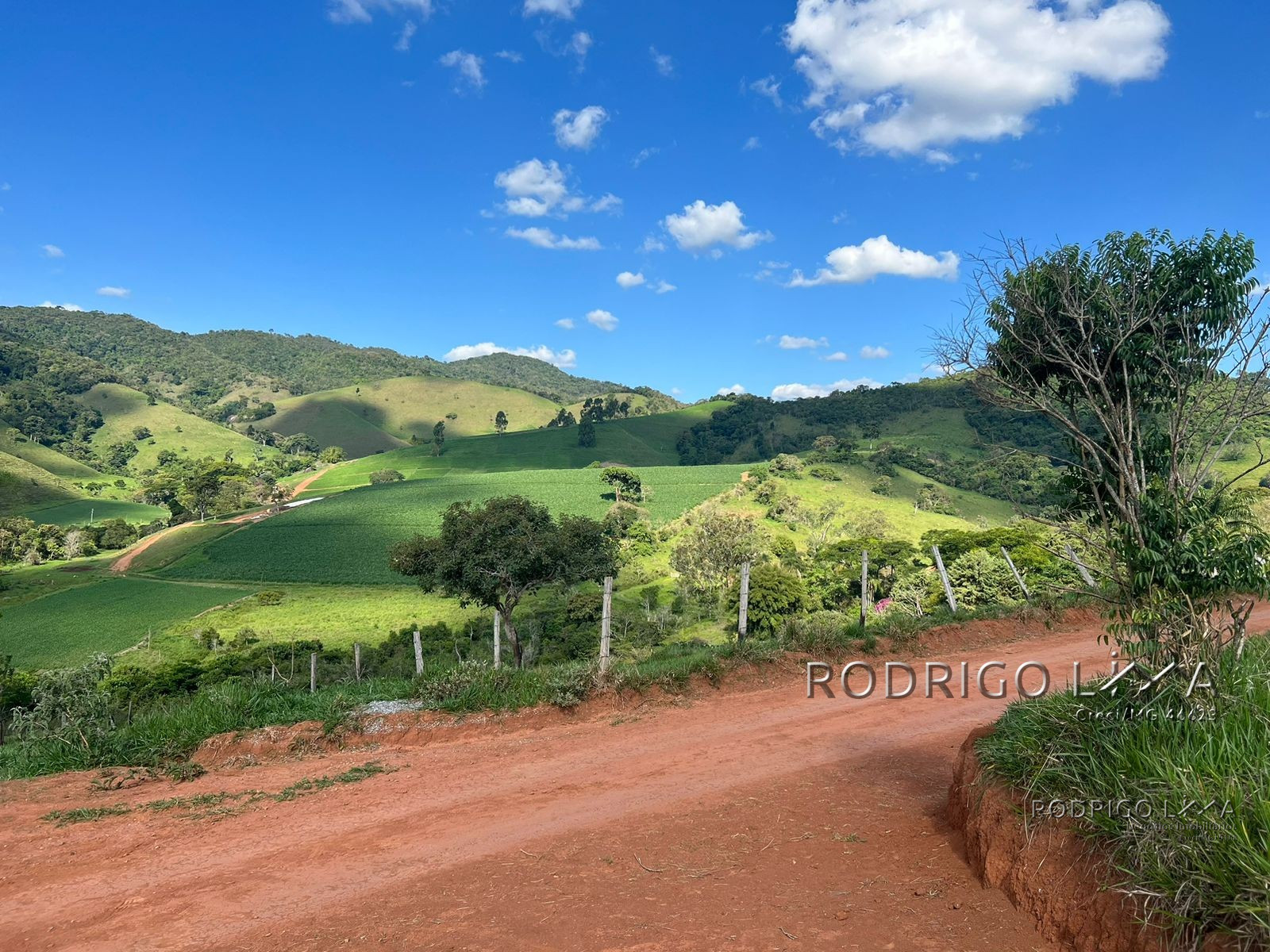 Área com linda vista para construção de chácara para venda a pouco mais de 5 minutos do centro de São Lourenço - MG.