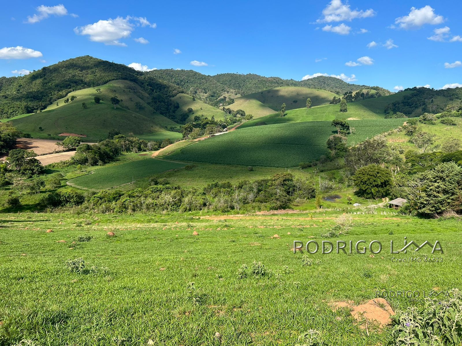 Área com linda vista para construção de chácara para venda a pouco mais de 5 minutos do centro de São Lourenço - MG.