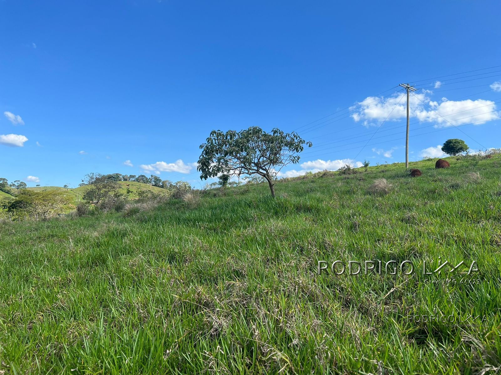 Área com linda vista para construção de chácara para venda a pouco mais de 5 minutos do centro de São Lourenço - MG.
