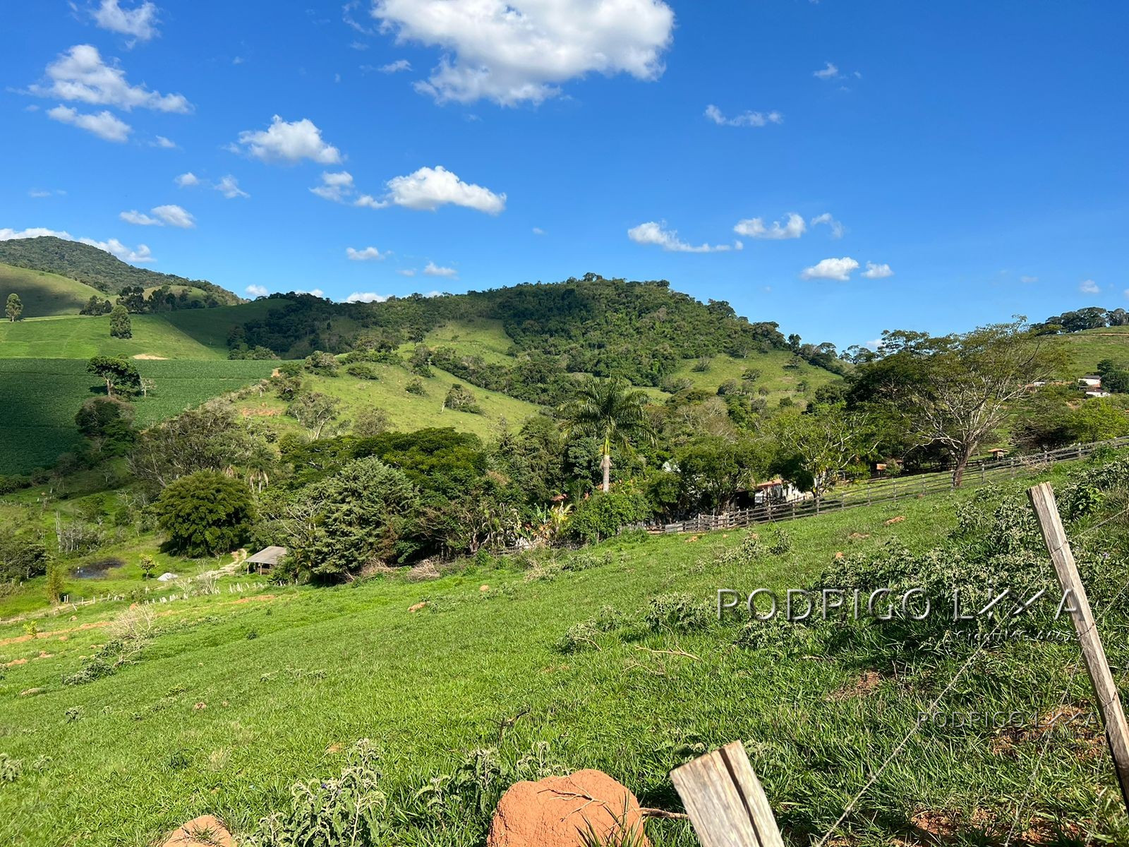 Área com linda vista para construção de chácara para venda a pouco mais de 5 minutos do centro de São Lourenço - MG.