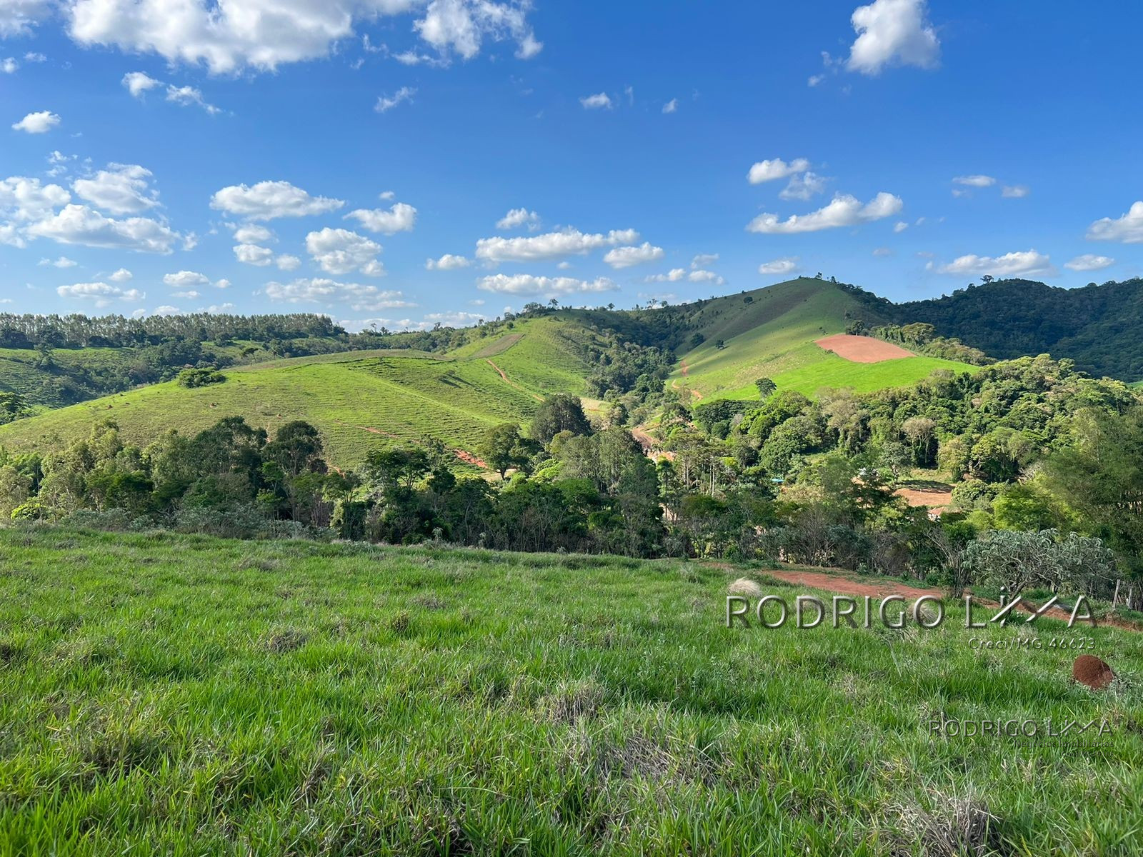 Área com linda vista para construção de chácara para venda a pouco mais de 5 minutos do centro de São Lourenço - MG.