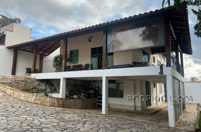 Casa de alto padrão para venda em São Lourenço - MG.