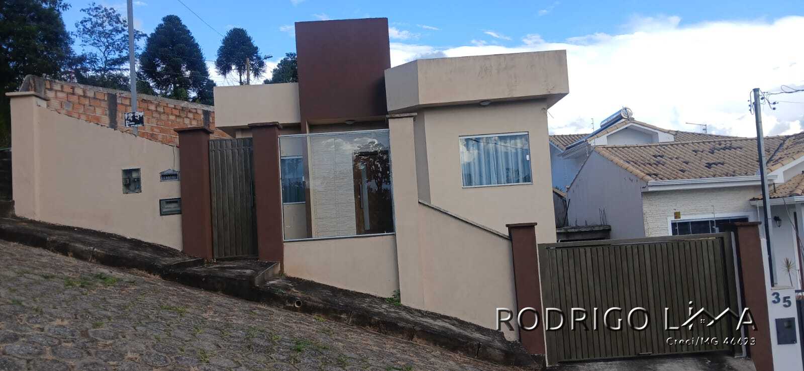 Casa para venda em São Lourenço - MG.