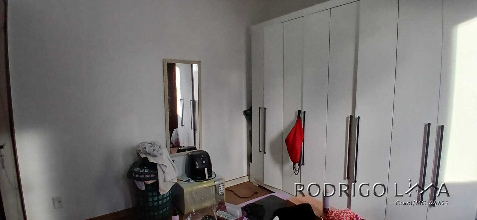 Casa para venda em São Lourenço - MG.