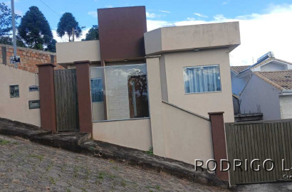 Casa para venda em São Lourenço - MG.
