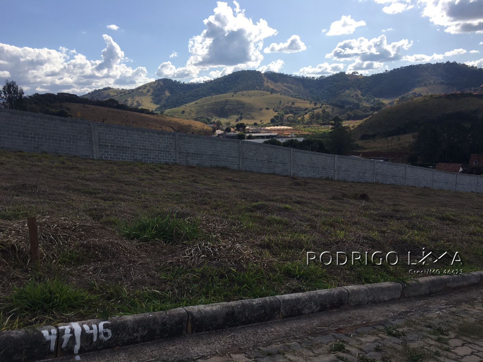 Lote no Condomínio Águas da Mantiqueira, a 3 minutos do centro de São Lourenço - MG.