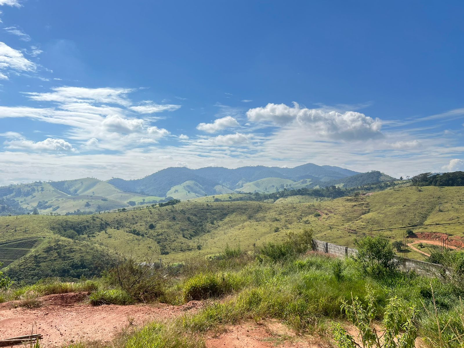 Sobrado para venda em São Lourenço - MG.